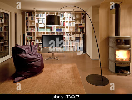 Bohnenbeutelstuhl und Fernsehen in modernen Haus Stockfoto