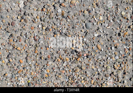 Pellets in alten Asphalt. Hintergrundtextur des alten Weges. Stockfoto
