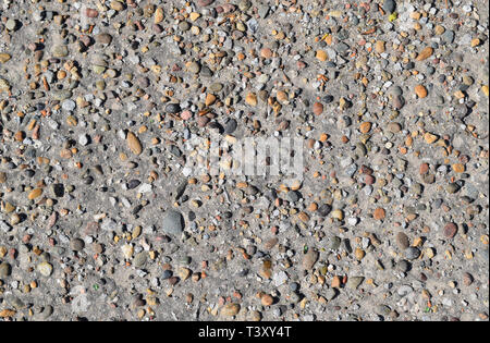 Pellets in alten Asphalt. Hintergrundtextur des alten Weges. Stockfoto