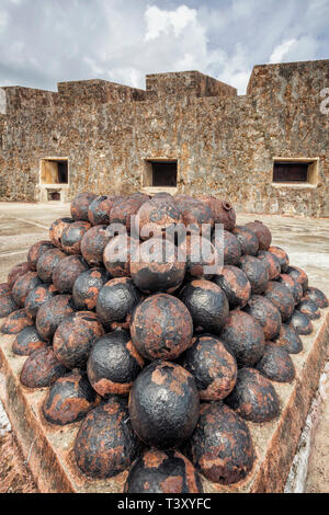 Stapel von Kanonenkugeln auf Schloss Dach, Castillo San Cristóbal, San Juan, Puerto Rico Stockfoto