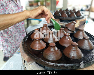 Art der Thai Süßigkeit. Kokosmilch Mix mit Pulver Fried. Nachtisch von Thai traditionelle Süßigkeit, Pfannkuchen, Pudding, Thai Street Food Stockfoto