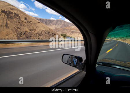 Auto fahren auf der Straße durch Yakima River Canyon im US-Bundesstaat Washington Stockfoto