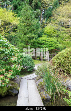 Fußgängerbrücke in japanischer Garten, Portland, Oregon, Vereinigte Staaten von Amerika Stockfoto