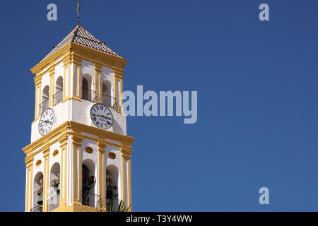 Die Altstadt von Marbella Glockenturm der Kirche isoliert blauer Himmel Stockfoto