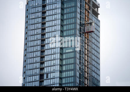 Aufzug auf einen Wolkenkratzer Baustelle in der Innenstadt von Montreal, Quebec. Die Lifte werden verwendet, um den Prozess zu beenden. Montreal ist die zweite fin Stockfoto