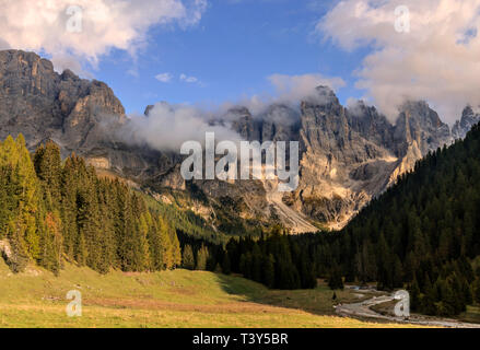 Val Vinegia, einem kleinen Tal unterhalb der Höhe Pass von Passo Rolle in der Pale di San Martino Gruppe, Dolomiten, Italien. Rund eine Stunde. Stockfoto