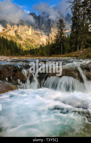 Val Vinegia, einem kleinen Tal unterhalb der Höhe Pass von Passo Rolle in der Pale di San Martino Gruppe, Dolomiten, Italien. Die beeindruckenden Gipfel der Stockfoto