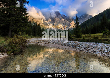 Val Vinegia, einem kleinen Tal unterhalb der Höhe Pass von Passo Rolle in der Pale di San Martino Gruppe, Dolomiten, Italien. Die beeindruckenden Gipfel der Stockfoto