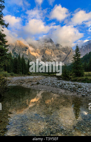 Val Vinegia, einem kleinen Tal unterhalb der Höhe Pass von Passo Rolle in der Pale di San Martino Gruppe, Dolomiten, Italien. Die beeindruckenden Gipfel der Stockfoto
