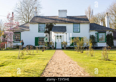 Weiß traditionelle britische Land Haus mit grünen Fensterläden und großen Garten in England, Großbritannien Stockfoto