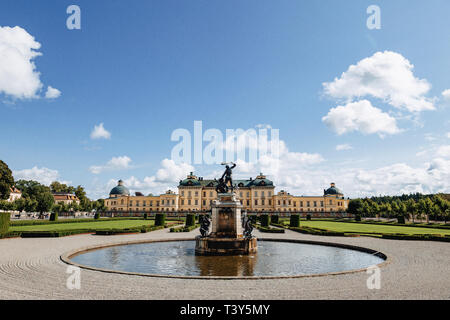 Stockholm Palast oder der Königliche Palast, panorama Blick vom Brunnen im Park, Schweden Stockfoto