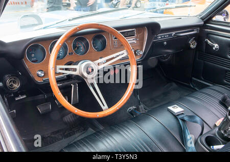 CONCORD, NC (USA) - April 6, 2019: In einem 1967 Pontiac GTO Automobil auf Anzeige an der Pennzoil AutoFair Classic Car Show in Charlotte Motor Stockfoto