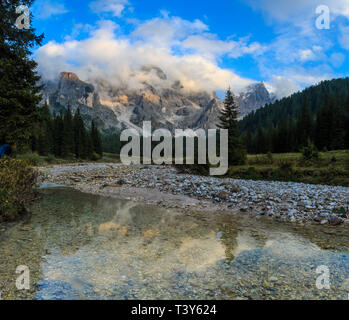 Val Vinegia, einem kleinen Tal unterhalb der Höhe Pass von Passo Rolle in der Pale di San Martino Gruppe, Dolomiten, Italien. Die beeindruckenden Gipfel der Stockfoto