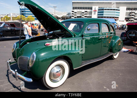 CONCORD, NC (USA) - April 6, 2019: 1938 Lincoln Zephyr Automobil auf Anzeige an der Pennzoil AutoFair Classic Car Show in Charlotte Motor Speedway. Stockfoto