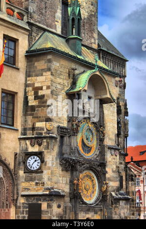 Die kunstvollen Kalender zu wählen, zeigt die 12 Monate des Jahres, in dem Prager Orloj Stockfoto