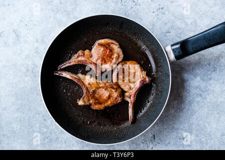 Gebratenen Lammkoteletts in der Wanne. Gegrilltes und sautierten. Organisches Fleisch essen. Stockfoto