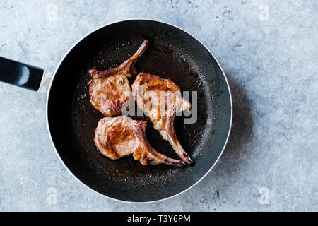 Gebratenen Lammkoteletts in der Wanne. Gegrilltes und sautierten. Organisches Fleisch essen. Stockfoto