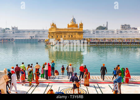 Lokalen indischen Sikh Leute am Pool von den Goldenen Tempel von Amritsar, dem heiligsten Gurdwara und Wallfahrtsort des Sikhismus, Amritsar, Punjab, Indien Stockfoto