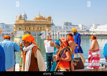 Lokalen indischen Sikh Leute am Pool von den Goldenen Tempel von Amritsar, dem heiligsten Gurdwara und Wallfahrtsort des Sikhismus, Amritsar, Punjab, Indien Stockfoto