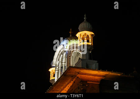 Architektonische Details der Mehrfarbig beleuchtete Dächer in den Goldenen Tempel von Amritsar in der Nacht, den heiligsten Wallfahrtsort des Sikhismus, Oberhausen Stockfoto