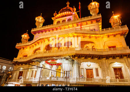 Sri Akal Takhat Sahib in der Goldenen Tempel von Amritsar, dem heiligsten Wallfahrtsort des Sikhismus, Amritsar, Punjab, Indien, beleuchtet Stockfoto