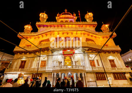 Sri Akal Takhat Sahib in der Goldenen Tempel von Amritsar, dem heiligsten Wallfahrtsort des Sikhismus, Amritsar, Punjab, Indien, beleuchtet Stockfoto