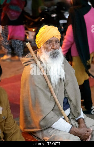 Senior Sikh Mann mit einer langen fließenden weißen Bart trägt einen blauen Turban und Gläser, ein Anhänger an den Goldenen Tempel von Amritsar, Amritsar, Punjab, Indien Stockfoto