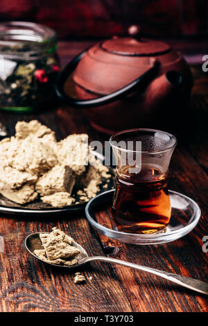 Schwarzer Tee in armudu Glas und Löffel Sonnenblumenöl halva Stockfoto