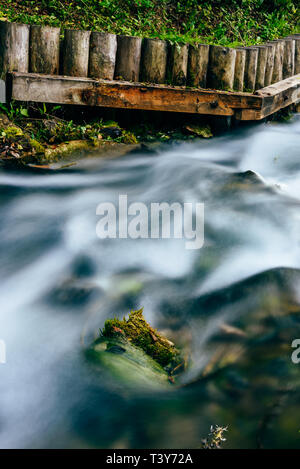Kleiner Wald Fluss durch Felsen und Geröll fließende Stockfoto