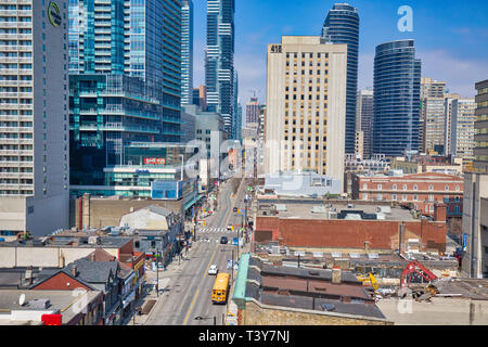 Toronto, Ontario, Kanada - 20 Juni, 2018: Toronto Bankenviertel Skyline entlang der zentralen Yonge Street Stockfoto