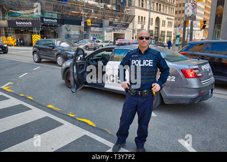 Toronto, Canada-April 10, 2019: Toronto Polizei Schutz der Proteste in Toronto Downtown und Nathan Phillips Square Stockfoto