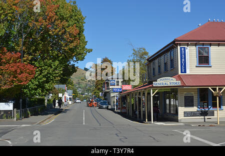 Akaroa, Neuseeland - April 09, 2019: Die Hauptstraße von Akaroa im Herbst einschließlich der restaurierten historischen General Store Gebäude. Stockfoto