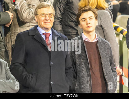 Brüssel, Belgien - 20. März 2019. Russischer Botschafter in Belgien Alexander Tokovinin, mit Sohn, an den Ständen der König-Baudouin-Stadion in Brüssel, w Stockfoto