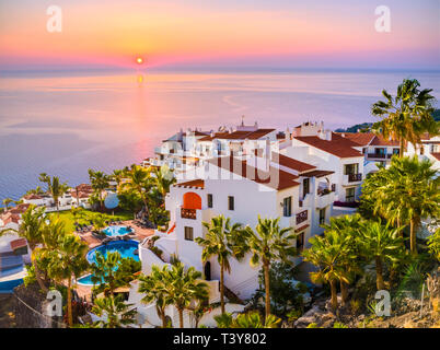 Sonnenaufgang in Puerto de Santiago Stadt, Atlantik Küste, Teneriffa, Kanaren, Spanien Stockfoto