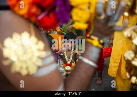 21.01.2019, Singapur, Republik Singapur, Asien - ein Junge, bei den Vorbereitungen für das Thaipusam Festival an der Sri Srinivasa Perumal Temple. Stockfoto