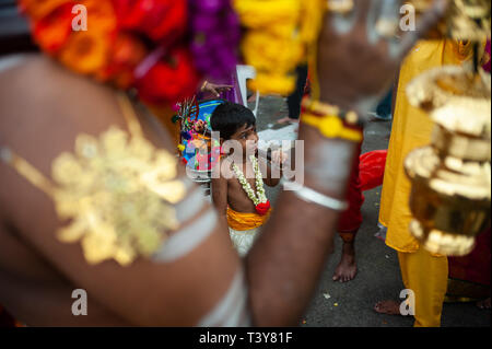 21.01.2019, Singapur, Republik Singapur, Asien - ein Junge, bei den Vorbereitungen für das Thaipusam Festival an der Sri Srinivasa Perumal Temple. Stockfoto