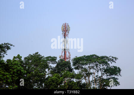 Mobilfunknetz Turm bei Najirpur in Pirojpur, Bangladesch. Stockfoto