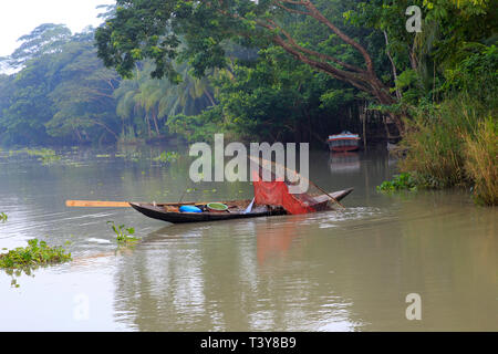 Ein Fischer Fischerei auf einem Kanal an Najirpur in Pirojpur Bezirk von Bangladesch. Stockfoto