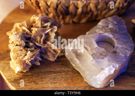 Bergkristall tealightholder und Desert Rose auf einem Tisch closeup Makro Stockfoto