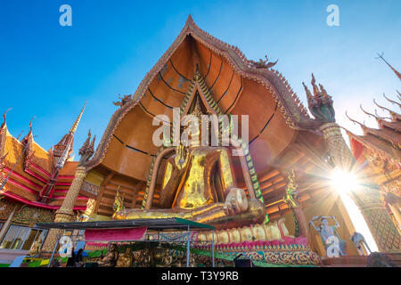 Große goldene Buddha Statue berühmten leuchtenden Sonnenuntergang, Kanchanaburi, Thailand Stockfoto