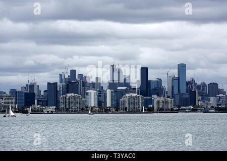 Melbourne City Skyline Blick an einem bewölkten Tag vom Hafen von Williamstown, Victoria, Australien. Stockfoto