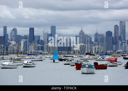 Melbourne City Skyline Blick an einem bewölkten Tag vom Hafen von Williamstown, Victoria, Australien. Stockfoto