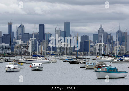 Melbourne City Skyline Blick an einem bewölkten Tag vom Hafen von Williamstown, Victoria, Australien. Stockfoto