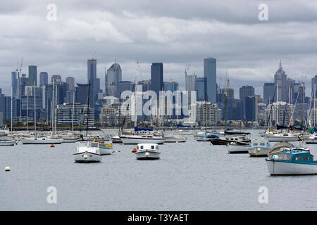 Melbourne City Skyline Blick an einem bewölkten Tag vom Hafen von Williamstown, Victoria, Australien. Stockfoto