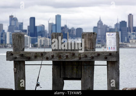 Melbourne City Skyline Blick an einem bewölkten Tag vom Hafen von Williamstown, Victoria, Australien. Stockfoto