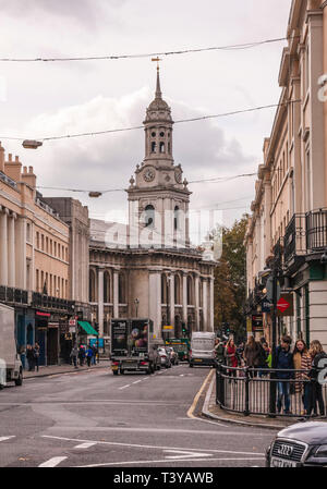 Einem anstrengenden Tag in Greenwich mit der imposanten St. Alfege Kirche im Hintergrund Stockfoto