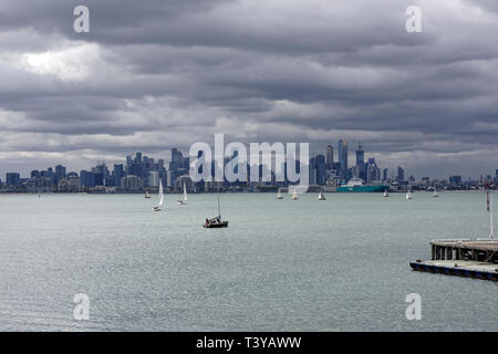 Melbourne City Skyline Blick an einem bewölkten Tag vom Hafen von Williamstown, Victoria, Australien. Stockfoto