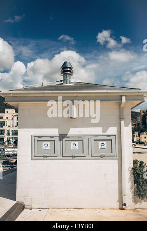 Getrennte Abfälle sortieren. Moderne Mülltonnen Glas, Kunststoff und Papier zu sammeln. Stockfoto