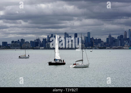 Melbourne City Skyline Blick an einem bewölkten Tag vom Hafen von Williamstown, Victoria, Australien. Stockfoto