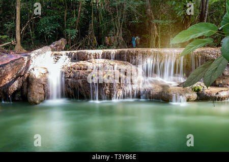 Erawan Wasserfälle im tropischen Regenwald in Kanchanaburi, Thailand Stockfoto